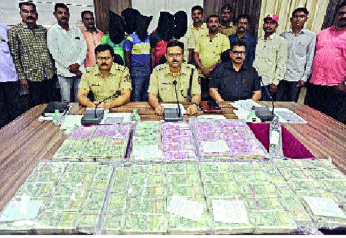 Driver's looting note | चालकानेच दिली लूटमारीची टीप -अडीच कोटींचा मुद्देमाल जप्त। चालकासह तिघा आरोपींचा समावेश Driver's looting note | चालकानेच दिली लूटमारीची टीप -अडीच कोटींचा मुद्देमाल जप्त। चालकासह तिघा आरोपींचा समावेश