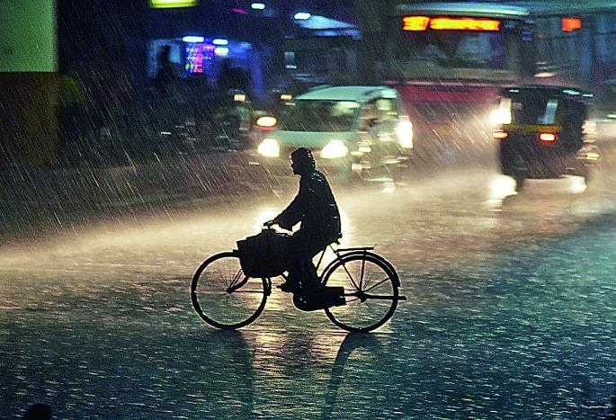 The grace of Varunaraja; Good rain with thunderstorms | वरुणराजाची कृपा; मेघगर्जनेसह चांगला पाऊस The grace of Varunaraja; Good rain with thunderstorms | वरुणराजाची कृपा; मेघगर्जनेसह चांगला पाऊस