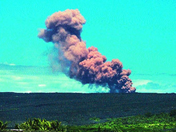 Volcanic eruption in Hawaii islands, lavares and ashes in human settlements | मानवी वस्त्यांमध्ये शिरला लाव्हारस व राख, हवाई बेटांमध्ये ज्वालामुखीचा उद्रेक  Volcanic eruption in Hawaii islands, lavares and ashes in human settlements | मानवी वस्त्यांमध्ये शिरला लाव्हारस व राख, हवाई बेटांमध्ये ज्वालामुखीचा उद्रेक