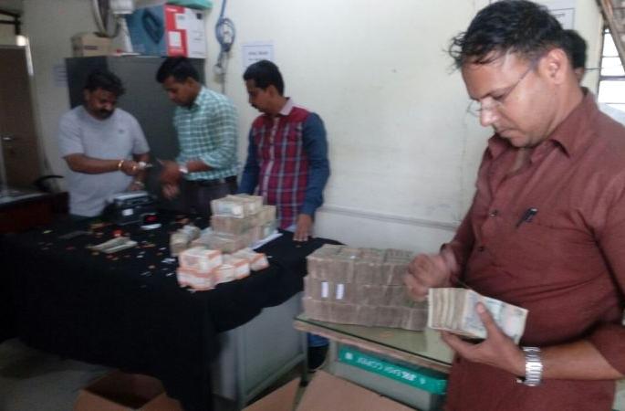 In Nagpur, the police officer has created a conspiracy to rob the cash | नागपुरात पोलीस अधिकाऱ्यानेच रचले रोकड लुटण्याचे षडयंत्र In Nagpur, the police officer has created a conspiracy to rob the cash | नागपुरात पोलीस अधिकाऱ्यानेच रचले रोकड लुटण्याचे षडयंत्र