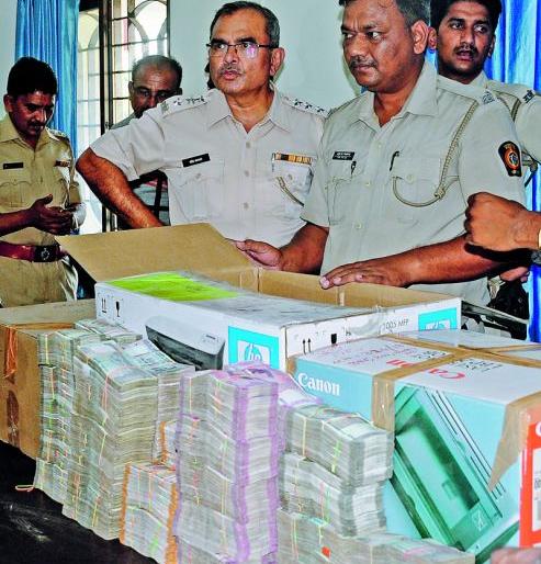 Including police officer three people were arrested in Hawala case of Nagpur | नागपुरातील  हवालाकांडात पोलीस अधिकाऱ्यांसह तिघांना अटक
