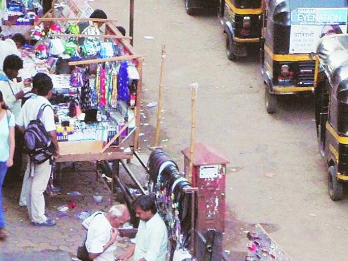 Encroachment of Akola; 'hawker' policy! Waiting for government app | अकोला शहराला अतिक्रमणाचा विळखा; फेरीवाला धोरणाला शासनाच्या ‘अॅप’ची प्रतीक्षा! Encroachment of Akola; 'hawker' policy! Waiting for government app | अकोला शहराला अतिक्रमणाचा विळखा; फेरीवाला धोरणाला शासनाच्या ‘अॅप’ची प्रतीक्षा!