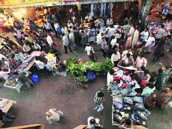 Traffic was disrupted as peddlers occupied the roads | सी वाॅर्डमध्ये सोशल डिस्टन्सिंगचे तीनतेरा Traffic was disrupted as peddlers occupied the roads | सी वाॅर्डमध्ये सोशल डिस्टन्सिंगचे तीनतेरा