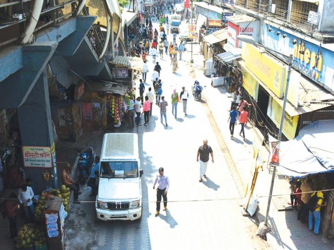 Why shopkeepers who block the path? | पदपथ अडवणाऱ्या दुकानदारांना अभय का? Why shopkeepers who block the path? | पदपथ अडवणाऱ्या दुकानदारांना अभय का?