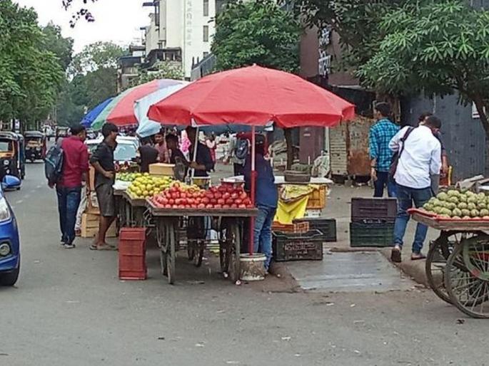 Hawkers are getting a 'Swanidhi' of Rs. 50,000 | फेरीवाल्यांना मिळतोय ५० हजारांचा ‘स्वनिधी’ Hawkers are getting a 'Swanidhi' of Rs. 50,000 | फेरीवाल्यांना मिळतोय ५० हजारांचा ‘स्वनिधी’