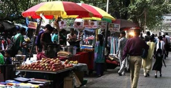 10 thousand help in the form of loan to hawkers | फेरीवाल्यांना कर्ज स्वरूपात १० हजाराची मदत 10 thousand help in the form of loan to hawkers | फेरीवाल्यांना कर्ज स्वरूपात १० हजाराची मदत