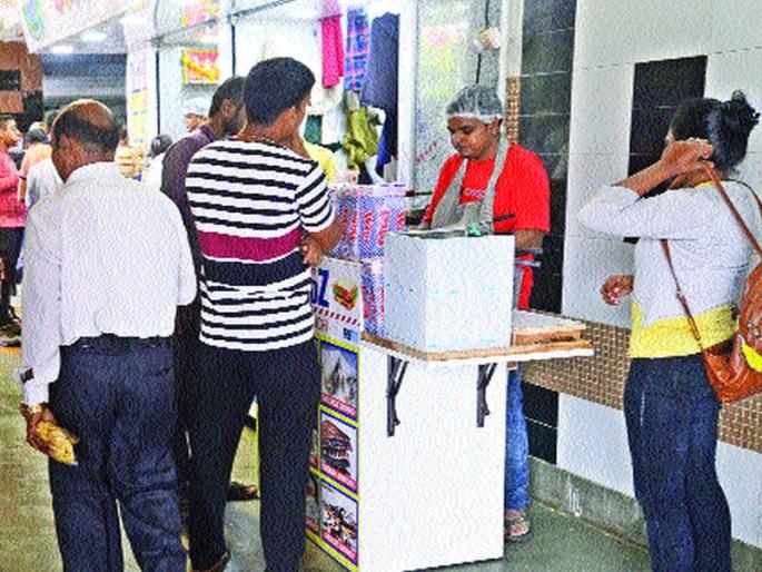 Encroachment of hawkers in the station; Protective eyes | स्थानकात फेरीवाल्यांचे अतिक्रमण; सुरक्षारक्षकांची डोळेझाक