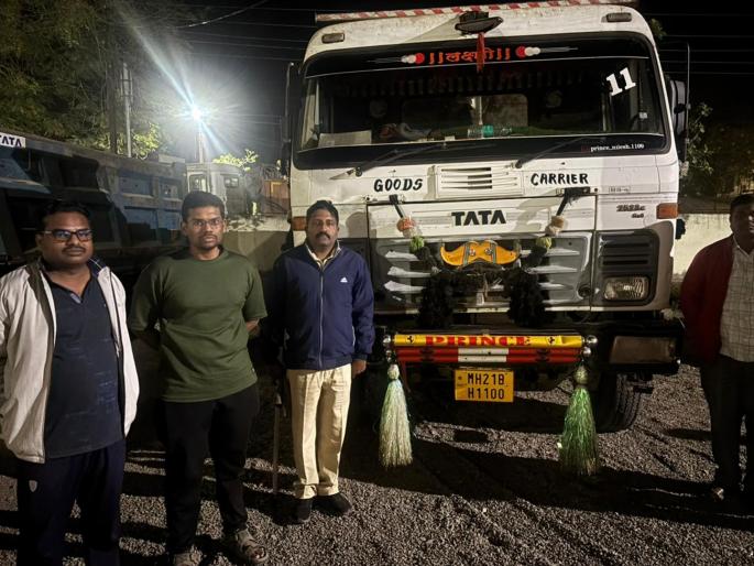 Jalana: Sand mafia's horror! Tehsildar's mobile phone snatched and car driven over him | Jalana: वाळू माफियांचा हैदोस! तहसीलदारांचा मोबाईल हिसकावला अन् अंगावर घातली गाडी Jalana: Sand mafia's horror! Tehsildar's mobile phone snatched and car driven over him | Jalana: वाळू माफियांचा हैदोस! तहसीलदारांचा मोबाईल हिसकावला अन् अंगावर घातली गाडी