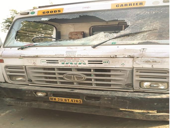 A three-year-old boy crosses the road behind a mother with a truck crushed | आईच्या मागे रस्ता ओलांडणाऱ्या तीनवर्षीय बालकाला ट्रकने चिरडले A three-year-old boy crosses the road behind a mother with a truck crushed | आईच्या मागे रस्ता ओलांडणाऱ्या तीनवर्षीय बालकाला ट्रकने चिरडले