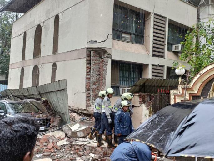 Part of a two-storied building collapsed in Mumbai's Vidyavihar area; Two persons trapped | मुंबईतील विद्याविहार परिसरात दुमजली इमारतीचा भाग खचला; दोन जण अडकून, NDRF दाखल Part of a two-storied building collapsed in Mumbai's Vidyavihar area; Two persons trapped | मुंबईतील विद्याविहार परिसरात दुमजली इमारतीचा भाग खचला; दोन जण अडकून, NDRF दाखल