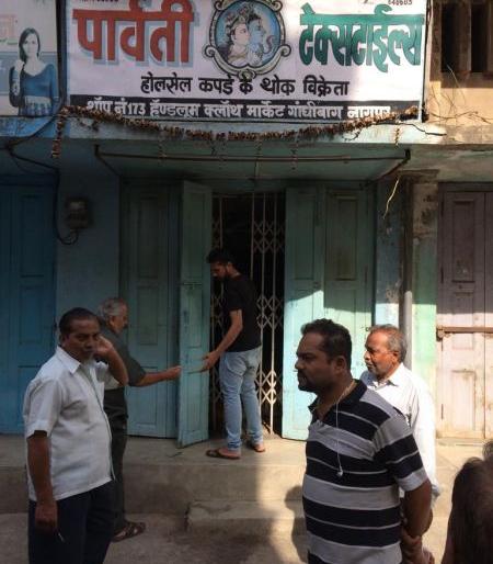 Thieves chaos in Itwari: Theft of 2.85 lakh in four shops | इतवारीत चोरांचा धुमाकूळ : चार दुकानात २.८५ लाखांची चोरी Thieves chaos in Itwari: Theft of 2.85 lakh in four shops | इतवारीत चोरांचा धुमाकूळ : चार दुकानात २.८५ लाखांची चोरी