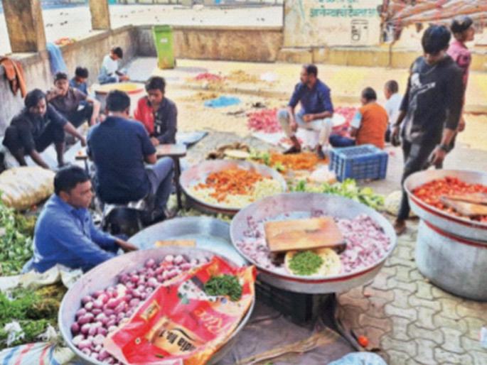 Someone is peeling garlic, someone is chopping onion; Successful preparations of the organizers of Maratha Kranti Morcha | कुणी लसूण सोलताेय, तर कुणी कांदा चिरतोय; मराठा क्रांती मोर्चाच्या संयोजकांची जय्यत तयारी Someone is peeling garlic, someone is chopping onion; Successful preparations of the organizers of Maratha Kranti Morcha | कुणी लसूण सोलताेय, तर कुणी कांदा चिरतोय; मराठा क्रांती मोर्चाच्या संयोजकांची जय्यत तयारी