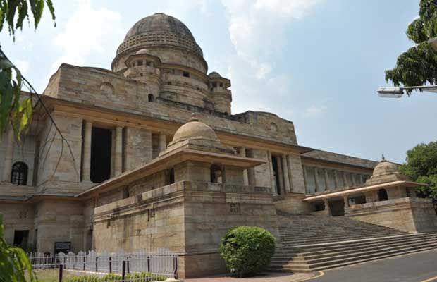 Place role of corona vaccination of Judges and lawyers | न्यायाधीश, वकिलांच्या कोरोना लसिकरणावर भूमिका मांडा : उच्च न्यायालयाचे राज्य सरकारला निर्देश Place role of corona vaccination of Judges and lawyers | न्यायाधीश, वकिलांच्या कोरोना लसिकरणावर भूमिका मांडा : उच्च न्यायालयाचे राज्य सरकारला निर्देश