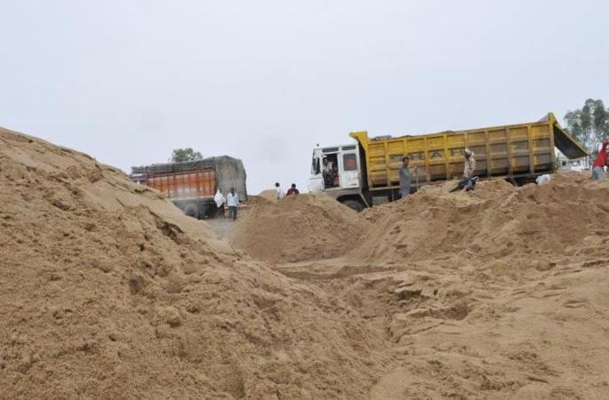 What crime was registered against that sand mafia? High Court Asking to the Government | त्या रेती माफियांविरुद्ध कोणते गुन्हे नोंदवले ? हायकोर्टाची सरकारला विचारणा What crime was registered against that sand mafia? High Court Asking to the Government | त्या रेती माफियांविरुद्ध कोणते गुन्हे नोंदवले ? हायकोर्टाची सरकारला विचारणा