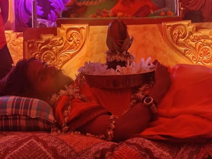 Maheshwaranandagiriji Maharaj has given up food for nine days by establishing the constitution on his chest. | चक्क छातीवर घटस्थापना, दहा दिवसांसाठी अन्नत्याग; महेश्वरानंदगिरींची अनोखी साधना  Maheshwaranandagiriji Maharaj has given up food for nine days by establishing the constitution on his chest. | चक्क छातीवर घटस्थापना, दहा दिवसांसाठी अन्नत्याग; महेश्वरानंदगिरींची अनोखी साधना