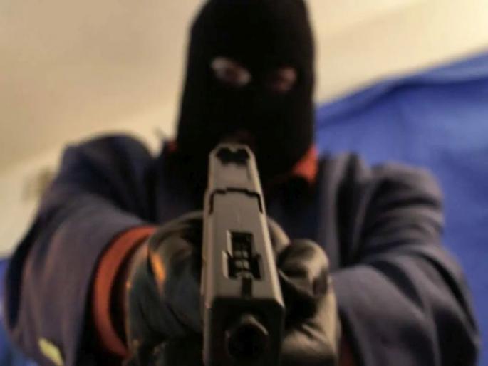 Petrol pump robbery at gunpoint; Two lakhs cash was stolen in chandrapur | बंदुकीच्या धाकाने पेट्रोलपंपावर दरोडा; दोन लाखांची रोकड पळवली, राजुरा-वरूड रोडवरील घटना Petrol pump robbery at gunpoint; Two lakhs cash was stolen in chandrapur | बंदुकीच्या धाकाने पेट्रोलपंपावर दरोडा; दोन लाखांची रोकड पळवली, राजुरा-वरूड रोडवरील घटना