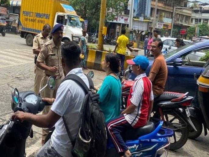 Traffic Police Action against 493 people within an hour in kalyan | वाहनचालकांना नियमांचे ‘वावडे’; तासाभरात ४९३ जणांवर कारवाई Traffic Police Action against 493 people within an hour in kalyan | वाहनचालकांना नियमांचे ‘वावडे’; तासाभरात ४९३ जणांवर कारवाई