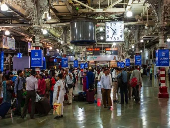 platform ticket sales closed; Crowd of passengers at important railway stations, review by railway administration | प्लॅटफॉर्म तिकीट विक्री बंद; महत्वाच्या रेल्वे स्थानकांवर प्रवाशांची गर्दी, रेल्वे प्रशासनाकडून आढावा platform ticket sales closed; Crowd of passengers at important railway stations, review by railway administration | प्लॅटफॉर्म तिकीट विक्री बंद; महत्वाच्या रेल्वे स्थानकांवर प्रवाशांची गर्दी, रेल्वे प्रशासनाकडून आढावा