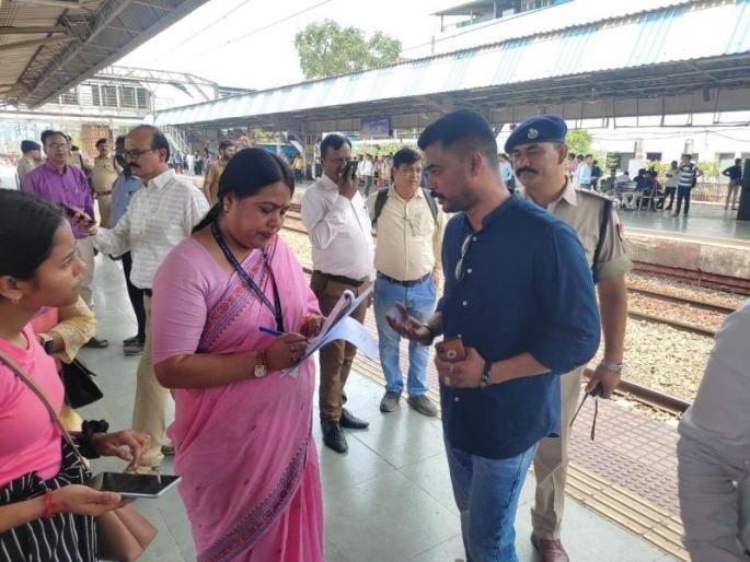 Railway trains going to Konkan should be stopped at Diwa; Inspection of Dombivli, Diva, Thane Station by Passenger Committee of Delhi Railway Board | कोकणात जाणाऱ्या रेल्वे गाड्यांना दिव्यात थांबा द्यावा; दिल्ली रेल्वे बोर्डाच्या प्रवासी समितीकडून डोंबिवली, दिवा, ठाणे स्थानकाची पाहणी  Railway trains going to Konkan should be stopped at Diwa; Inspection of Dombivli, Diva, Thane Station by Passenger Committee of Delhi Railway Board | कोकणात जाणाऱ्या रेल्वे गाड्यांना दिव्यात थांबा द्यावा; दिल्ली रेल्वे बोर्डाच्या प्रवासी समितीकडून डोंबिवली, दिवा, ठाणे स्थानकाची पाहणी