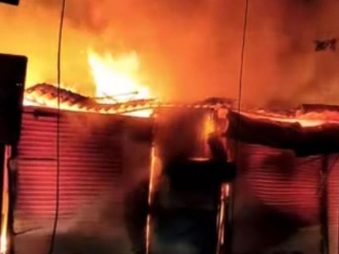 Explosion of 2 cylinders east of Vasai; Burn 6 pots | वसई पूर्वेस 2 सिलिंडरचा स्फोट; 6 टपऱ्या जळून खाक
