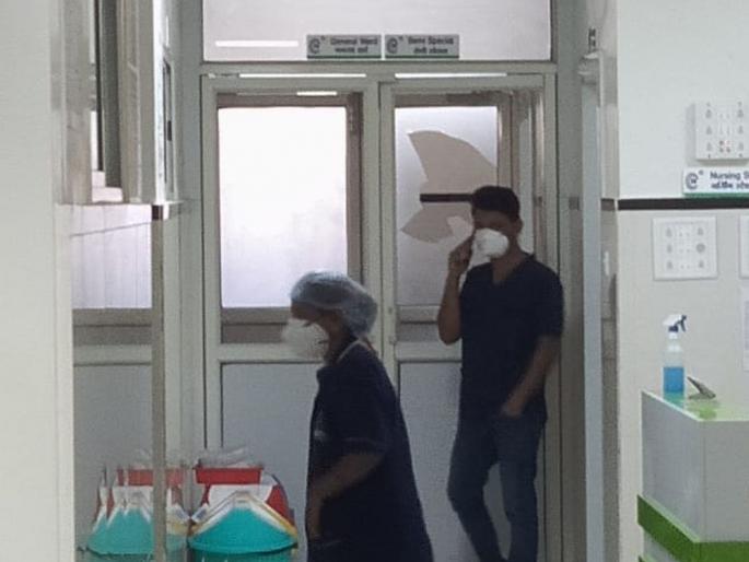 Vandalism by a patient's relatives at Radiant Hospital in Nashik | नाशिकमध्ये रेडिएन्ट हॉस्पिटलमध्ये रुग्णाच्या नातेवाईकांकडून तोडफोड Vandalism by a patient's relatives at Radiant Hospital in Nashik | नाशिकमध्ये रेडिएन्ट हॉस्पिटलमध्ये रुग्णाच्या नातेवाईकांकडून तोडफोड