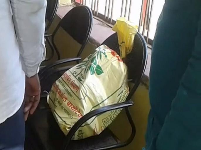 Agriculture department of Naigaon seized a train of fake soybean seeds | नायगावच्या कृषी विभागाने सोयाबीनच्या बनावट बियाण्यांची पकडली गाडी Agriculture department of Naigaon seized a train of fake soybean seeds | नायगावच्या कृषी विभागाने सोयाबीनच्या बनावट बियाण्यांची पकडली गाडी