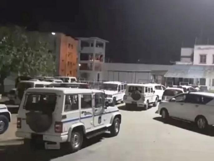 17 jails in the state were raided simultaneously and many mobile phones and lethal items along with narcotics were seized in ahmedabad | १७०० पोलिस अन् १७ तुरुंगांत एकाचवेळी छापे; मोबाइल फोन, ‘घातक’ वस्तू जप्त 17 jails in the state were raided simultaneously and many mobile phones and lethal items along with narcotics were seized in ahmedabad | १७०० पोलिस अन् १७ तुरुंगांत एकाचवेळी छापे; मोबाइल फोन, ‘घातक’ वस्तू जप्त