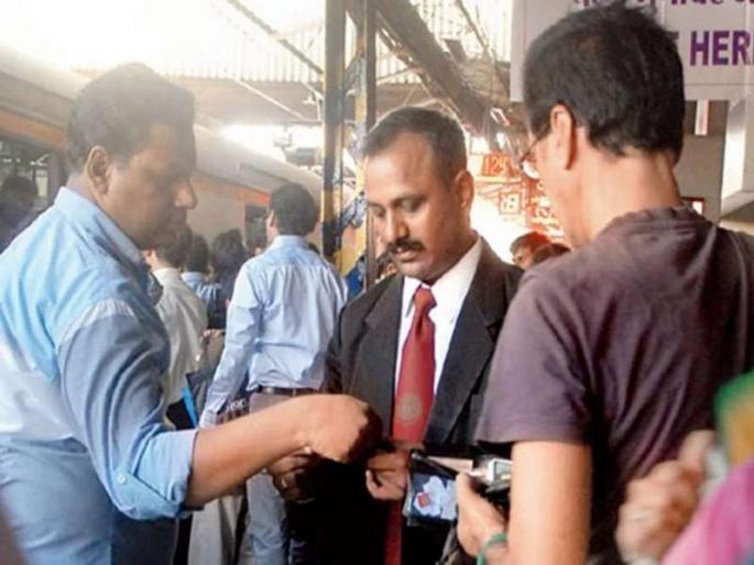 Action on without ticket passengers; Central Railway's revenue increased by 70.32% | फुकट्या प्रवाशांवर कारवाई॒; मध्य रेल्वेच्या उत्पन्नात 70.32 टक्क्यांनी वाढ Action on without ticket passengers; Central Railway's revenue increased by 70.32% | फुकट्या प्रवाशांवर कारवाई॒; मध्य रेल्वेच्या उत्पन्नात 70.32 टक्क्यांनी वाढ