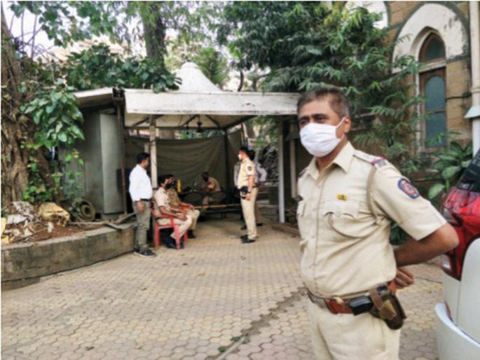 CoronaVirus News: Don't Forget Corona Virus; Police 'on mask' in commissioner's office | CoronaVirus News: कोरोना त्रिसूत्रीचा पडू नये विसर; आयुक्त कार्यालयात पोलीस ‘ऑन मास्क’ CoronaVirus News: Don't Forget Corona Virus; Police 'on mask' in commissioner's office | CoronaVirus News: कोरोना त्रिसूत्रीचा पडू नये विसर; आयुक्त कार्यालयात पोलीस ‘ऑन मास्क’