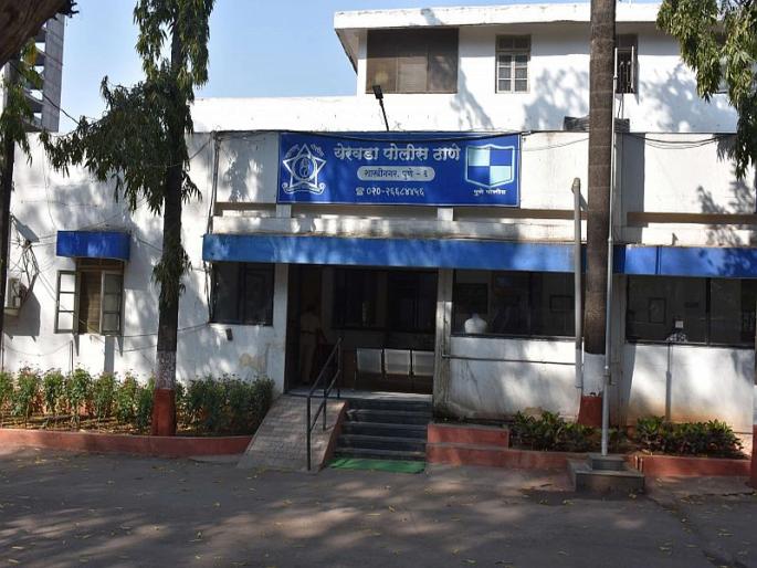 Activist complaining of radar road was severely beaten by the corporator's husband | राडारोड्याची तक्रार करणाऱ्या कार्यकर्त्याला नगरसेविकेच्या पतीकडून भररस्त्यात मारहाण Activist complaining of radar road was severely beaten by the corporator's husband | राडारोड्याची तक्रार करणाऱ्या कार्यकर्त्याला नगरसेविकेच्या पतीकडून भररस्त्यात मारहाण