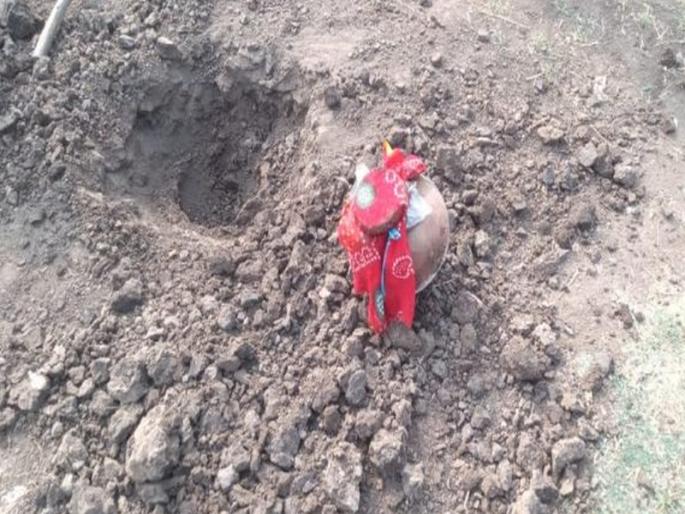 In an attempt to find the hidden treasure in the house in Jalana, the husband tried to sacrifice his wife | दारूच्या नशेत गुप्तधनाचा नाद; रात्री-अपरात्री गावातील स्मशानभूमीमध्ये फिरू लागला अन्... In an attempt to find the hidden treasure in the house in Jalana, the husband tried to sacrifice his wife | दारूच्या नशेत गुप्तधनाचा नाद; रात्री-अपरात्री गावातील स्मशानभूमीमध्ये फिरू लागला अन्...