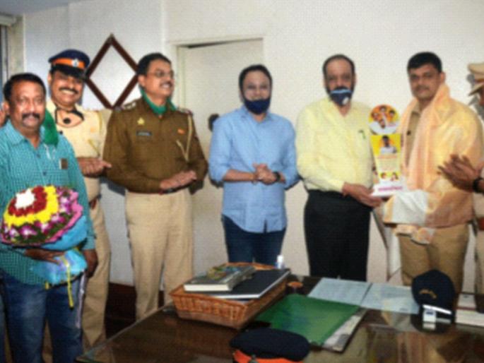 Honoring two policemen who saved the lives of senior citizens | ज्येष्ठ नागरिकांचे प्राण वाचवणाऱ्या दोन पोलिसांचा सन्मानचिन्ह देऊन सत्कार Honoring two policemen who saved the lives of senior citizens | ज्येष्ठ नागरिकांचे प्राण वाचवणाऱ्या दोन पोलिसांचा सन्मानचिन्ह देऊन सत्कार