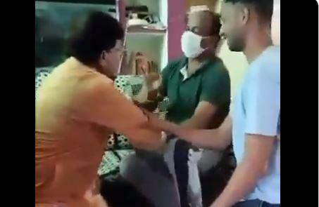 pradyuman singh tomar falls into activist feet for election campaign video | मतांसाठी काय पण! भाजपाच्या मंत्र्याने काँग्रेस कार्यकर्त्याच्या पायावर ठेवलं डोकं; Video व्हायरल pradyuman singh tomar falls into activist feet for election campaign video | मतांसाठी काय पण! भाजपाच्या मंत्र्याने काँग्रेस कार्यकर्त्याच्या पायावर ठेवलं डोकं; Video व्हायरल