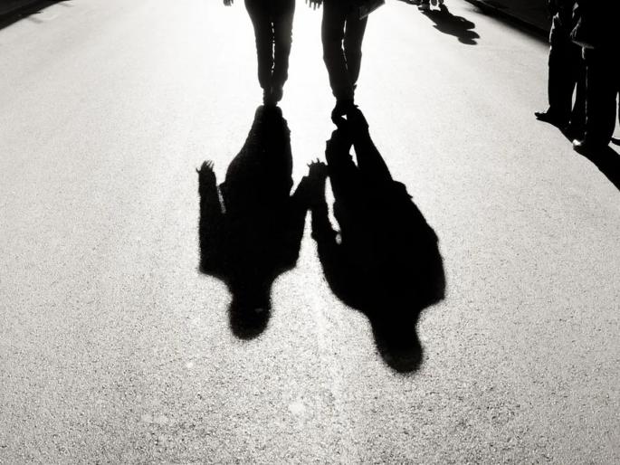 Karma Hits Back! Husband embraces his wife in the middle of the night, shoots her in the back, bullet penetrates him too uttar pradesh crime news | कर्मा हिट्स बॅक! पतीने मध्यरात्री पत्नीला मिठीत घेतले, पाठीवर गोळी झाडली, त्याच्याही आरपार घुसली Karma Hits Back! Husband embraces his wife in the middle of the night, shoots her in the back, bullet penetrates him too uttar pradesh crime news | कर्मा हिट्स बॅक! पतीने मध्यरात्री पत्नीला मिठीत घेतले, पाठीवर गोळी झाडली, त्याच्याही आरपार घुसली