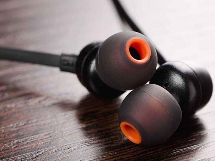 Shocking student fall asleep with earphones wakes deaf in Taiwan | रात्री हेडफोन लावून झोपला, सकाळी उठला तर झाला होता बहिरा Shocking student fall asleep with earphones wakes deaf in Taiwan | रात्री हेडफोन लावून झोपला, सकाळी उठला तर झाला होता बहिरा