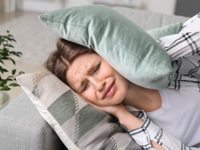 Various noises from home is responsible for headache in women | डोक्याला ताप नुसता! बायकांना सतत का छळते डोकेदुखी, अवतीभोवतीचा कलकलाट तर जबाबदार नाही?