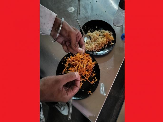 If it had gone into the stomach Rubber found in food at savitribai phule pune university food court canteen | ते पोटात गेले असते तर...! पुणे विद्यापीठाच्या फूड कोर्ट कॅन्टीनच्या जेवणात निघाले रबर If it had gone into the stomach Rubber found in food at savitribai phule pune university food court canteen | ते पोटात गेले असते तर...! पुणे विद्यापीठाच्या फूड कोर्ट कॅन्टीनच्या जेवणात निघाले रबर