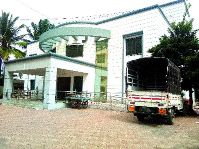 Health center in 1 crore water; Sadapati Residents Pity | आरोग्य केंद्राचे १ कोटी पाण्यात; सातपाटीवासीयांची व्यथा