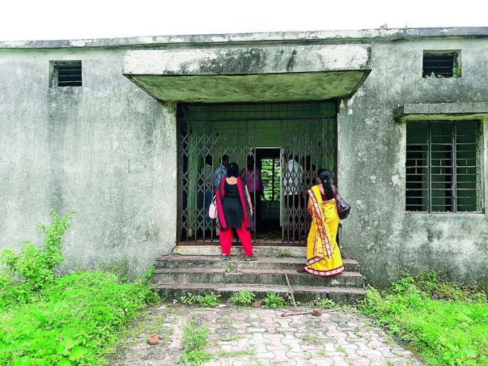 The the health center become cattle house in district | नागपूर जिल्ह्यातील आरोग्य उपकेंद्र बनले गुरांचा गोठा