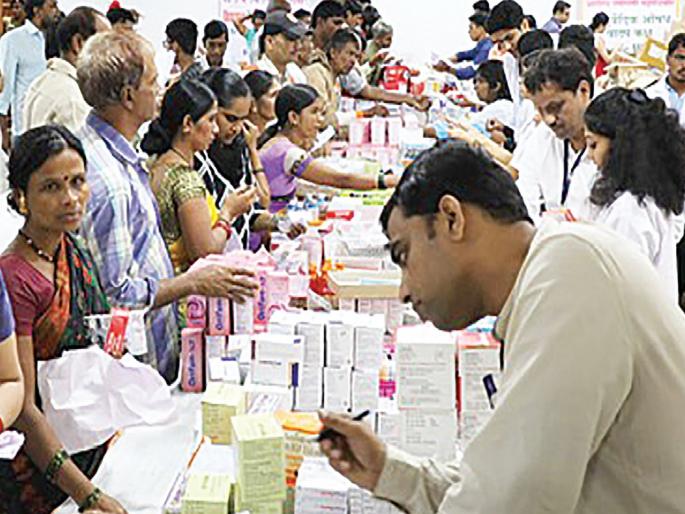 Thousands of citizens participate in health camps | आरोग्य शिबिरात हजारो नागरिकांचा सहभाग; नेत्र तपासणीसाठी गर्दी Thousands of citizens participate in health camps | आरोग्य शिबिरात हजारो नागरिकांचा सहभाग; नेत्र तपासणीसाठी गर्दी