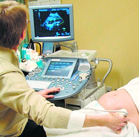 The uterus removed by the doctor from the stomach's stomach | पुरुषाच्या पोटातून डॉक्टरांनी काढले गर्भाशय The uterus removed by the doctor from the stomach's stomach | पुरुषाच्या पोटातून डॉक्टरांनी काढले गर्भाशय