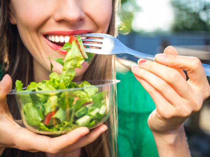 Eat healthy vegetables, ranbhaji and stay fit in monsoon | पावसाळ्यात रानभाज्या का खाव्यात? रानभाज्यांतून मिळणारे हे मौसमी पोषण गमावू नकाच..
