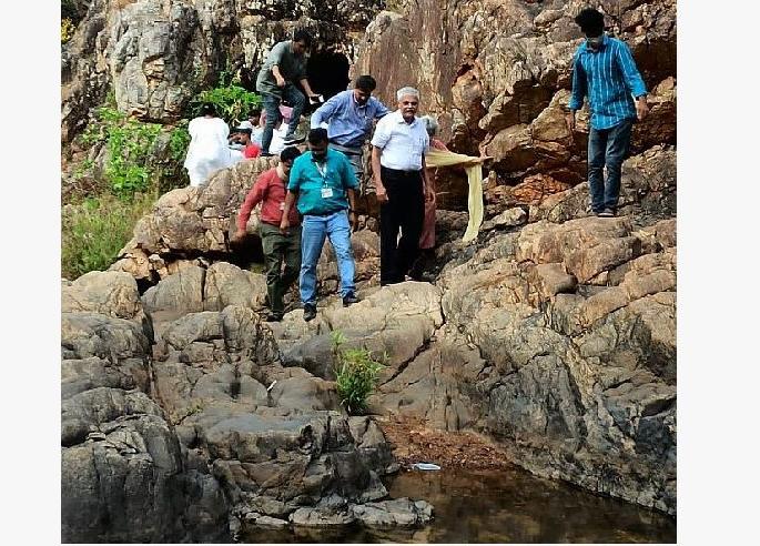 A team of health director visited the Naxal-affected area binagunda | नक्षलग्रस्त अतिसंवेदनशील भागात पोहचले आरोग्य संचालक, गावकऱ्यांना सुखद धक्का A team of health director visited the Naxal-affected area binagunda | नक्षलग्रस्त अतिसंवेदनशील भागात पोहचले आरोग्य संचालक, गावकऱ्यांना सुखद धक्का