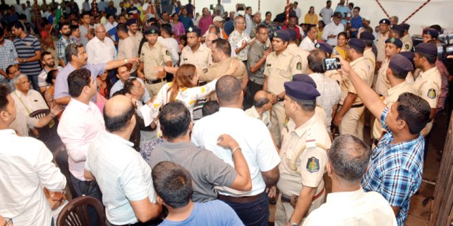 Goa Ranakandan on CZMP and Garbage Question; | सीझेडएमपी आणि कचरा प्रश्नावर गोवा रणकंदन; मंत्र्यांचे एनजीओंवर तोंडसुख Goa Ranakandan on CZMP and Garbage Question; | सीझेडएमपी आणि कचरा प्रश्नावर गोवा रणकंदन; मंत्र्यांचे एनजीओंवर तोंडसुख