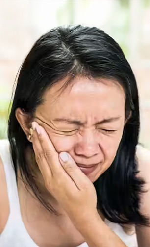 6 warning signs on your face before a heart attack Doctors say don’t ignore them Facial symptoms of heart issues | हार्ट ॲटॅक येण्यापूर्वी चेहऱ्यावर दिसतात ६ लक्षणं, डॉक्टर सांगतात दुर्लक्ष करु नका, गाठावं लागेल थेट हॉस्पिटल..