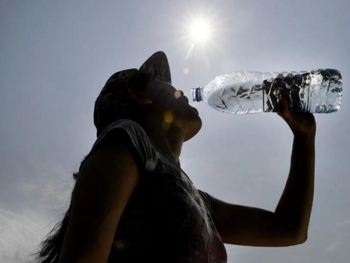 heat in pune city Possibility of dizziness fainting hallucination headache nausea at night | पुणेकर उकाड्याने हैराण; दिवसा भोवळ, बेशुध्द होणे, भ्रमित होणे, डोकेदुखी, मळमळ त्रासाची शक्यता heat in pune city Possibility of dizziness fainting hallucination headache nausea at night | पुणेकर उकाड्याने हैराण; दिवसा भोवळ, बेशुध्द होणे, भ्रमित होणे, डोकेदुखी, मळमळ त्रासाची शक्यता