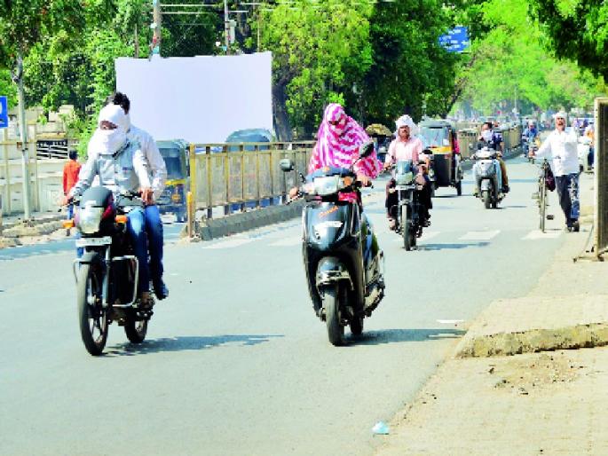 With the 'heat' change in the atmosphere, Mumbaikar Ghamaghoom | वातावरणातील ‘ताप’दायक बदलाने मुंबईकर घामाघूम With the 'heat' change in the atmosphere, Mumbaikar Ghamaghoom | वातावरणातील ‘ताप’दायक बदलाने मुंबईकर घामाघूम