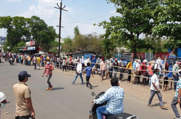 Big crowd for liquor in Nagpur: Streets are being filled with vendors | नागपुरात मद्यासाठी मोठी गर्दी : विक्रेत्यांचे भरले जात आहेत गल्ले