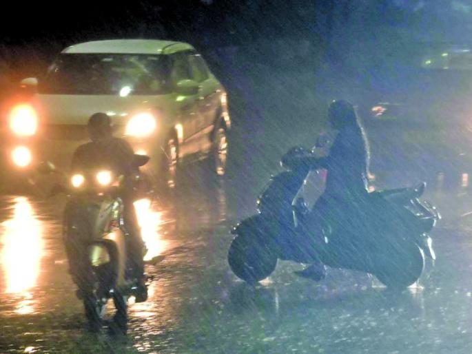 Monsoon rains in Nagpur on arrival | नागपुरात आगमनातच जाेरात बरसला मान्सून Monsoon rains in Nagpur on arrival | नागपुरात आगमनातच जाेरात बरसला मान्सून