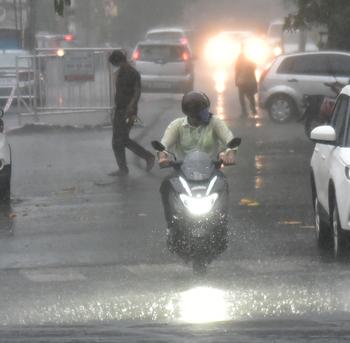 Heavy rainfall in Nagpur: 24.6 mm of rainfall recorded | नागपुरात पावसाची दमदार हजेरी : २४.६ मिमी पावसाची नोंद Heavy rainfall in Nagpur: 24.6 mm of rainfall recorded | नागपुरात पावसाची दमदार हजेरी : २४.६ मिमी पावसाची नोंद